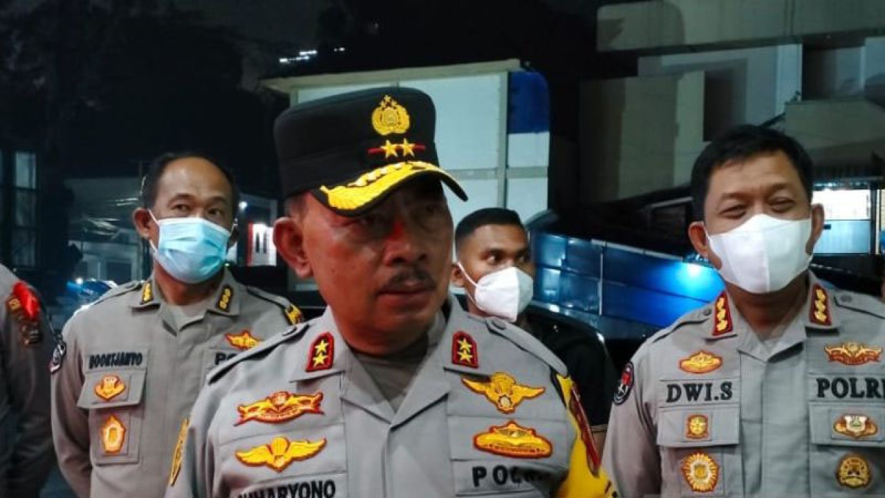 Kapolda Sumbar Irjen Polisi Suharyono (tengah) ketika mengunjungi korban erupsi Gunung Marapi RSAM Bukittinggi. (ANTARA/Muhammad Zulfikar).