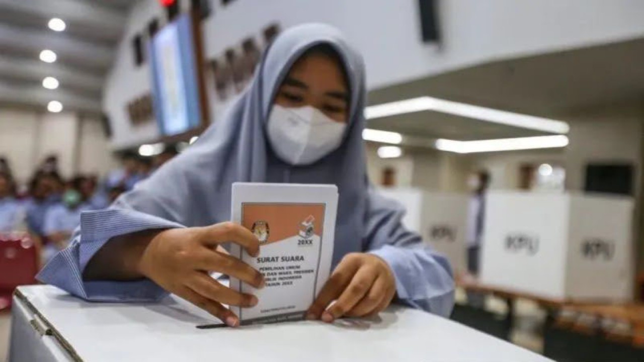 Siswa memasukkan surat suara saat mengikuti rangkaian simulasi Pemilihan Umum (Pemilu) 2024 di Gedung KPU, Jakarta, Kamis (23/2/2023). ANTARA FOTO/Asprilla Dwi Adha/rwa/aa.