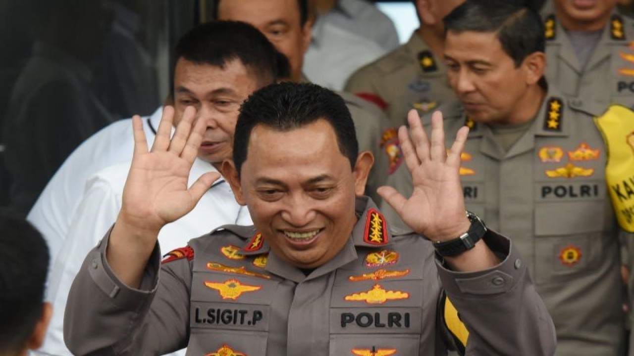 Kapolri Jenderal Pol. Listyo Sigit Prabowo (kanan) bersama Ketua KPK sementara Nawawi Pomolango (kiri) memberikan keterangan kepada wartawan usai melakukan penandatangan kerjasama antara KPK dan Polri, di Gedung Merah Putih KPK, Jakarta, Senin (4/12/2023). Penandatangan kerja sama KPK bersama Polri tersebut dalam rangka penguatan sinergi antarlembaga penegak hukum dalam pemberantasan korupsi. ANTARA FOTO/Indrianto Eko Suwarso/nym.