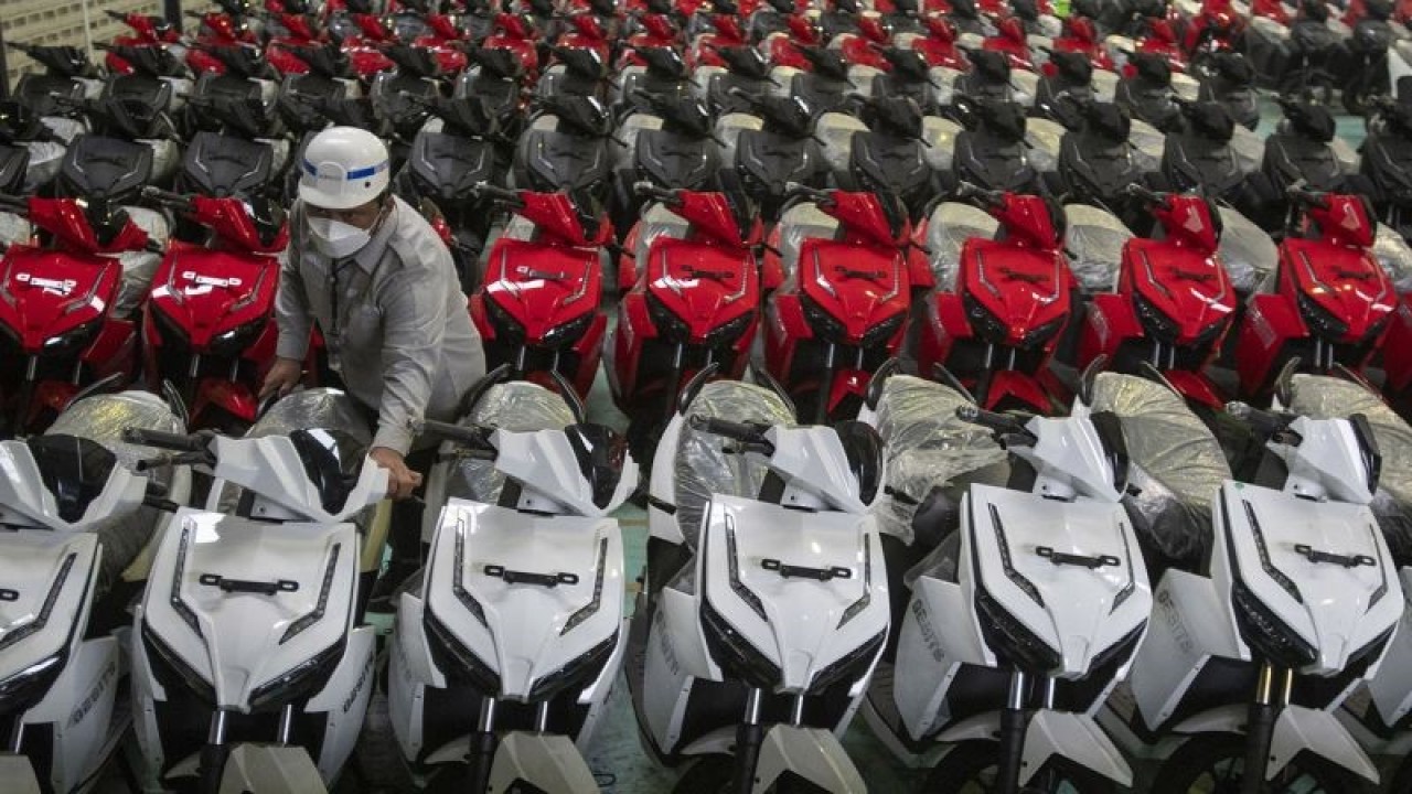 Ilustrasi - Pekerja menata sepeda motor listrik Gesits yang telah selesai dirakit di pabrik PT Wika Industri Manufaktur (WIMA), Cileungsi, Kabupaten Bogor, Jawa Barat, Rabu (27/10/2021). WIMA menargetkan penjualan sepeda motor listrik dengan 85 persen komponennya produksi dalam negeri dan baru saja diekspor ke Senegal tersebut sebanyak tujuh ribu unit hingga akhir 2021. ANTARA FOTO/Aditya Pradana Putra/rwa