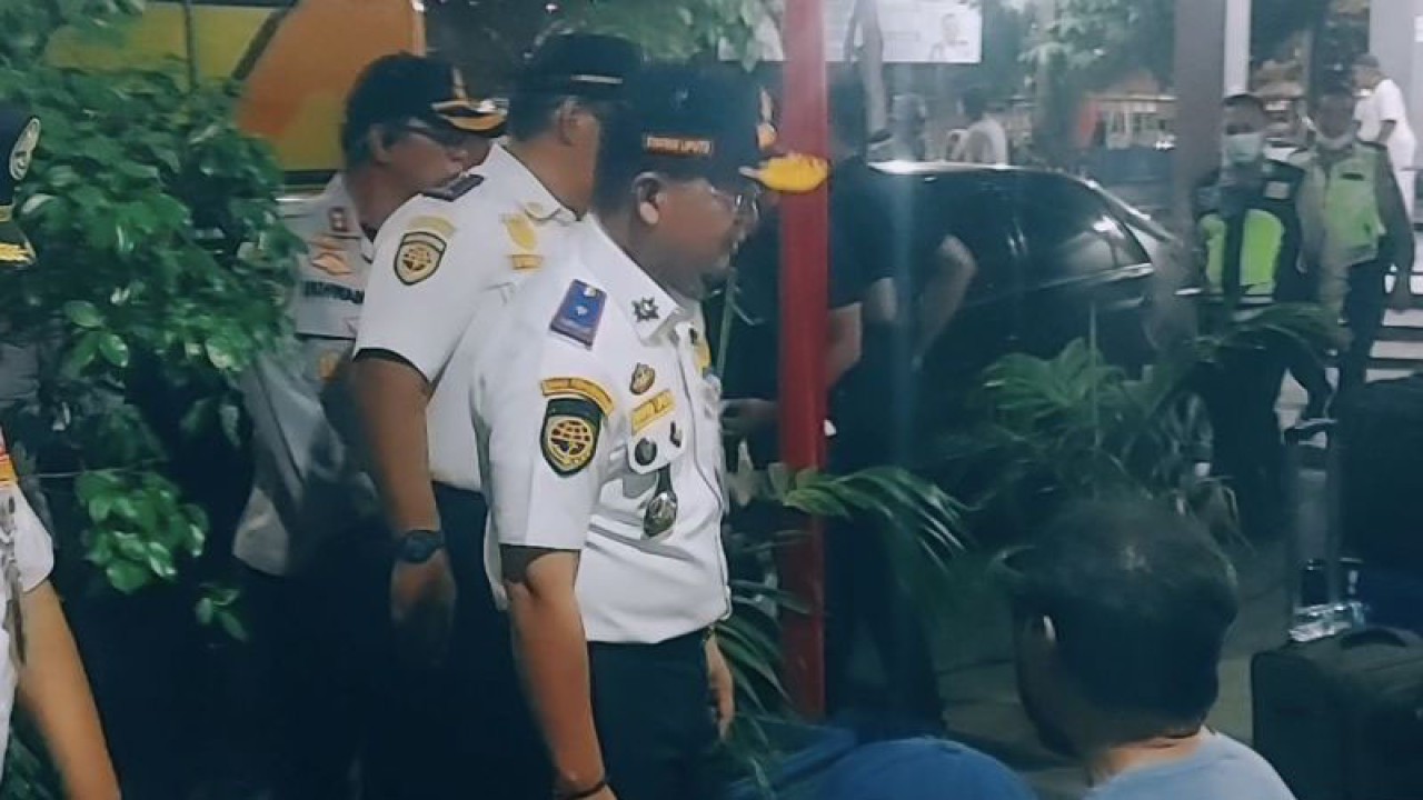 Kepala Dinas Perhubungan Provinsi DKI Jakarta Syafrin Liputo meminta masyarakat tetap memakai masker di dalam bus selama perjalanan liburan natal dan tahun baru untuk mencegah penularan COVID-19 di Terminal Bus Tanjung Priok, Jakarta Utara, Jumat (22/12/2023) malam. ANTARA/Abdu Faisal