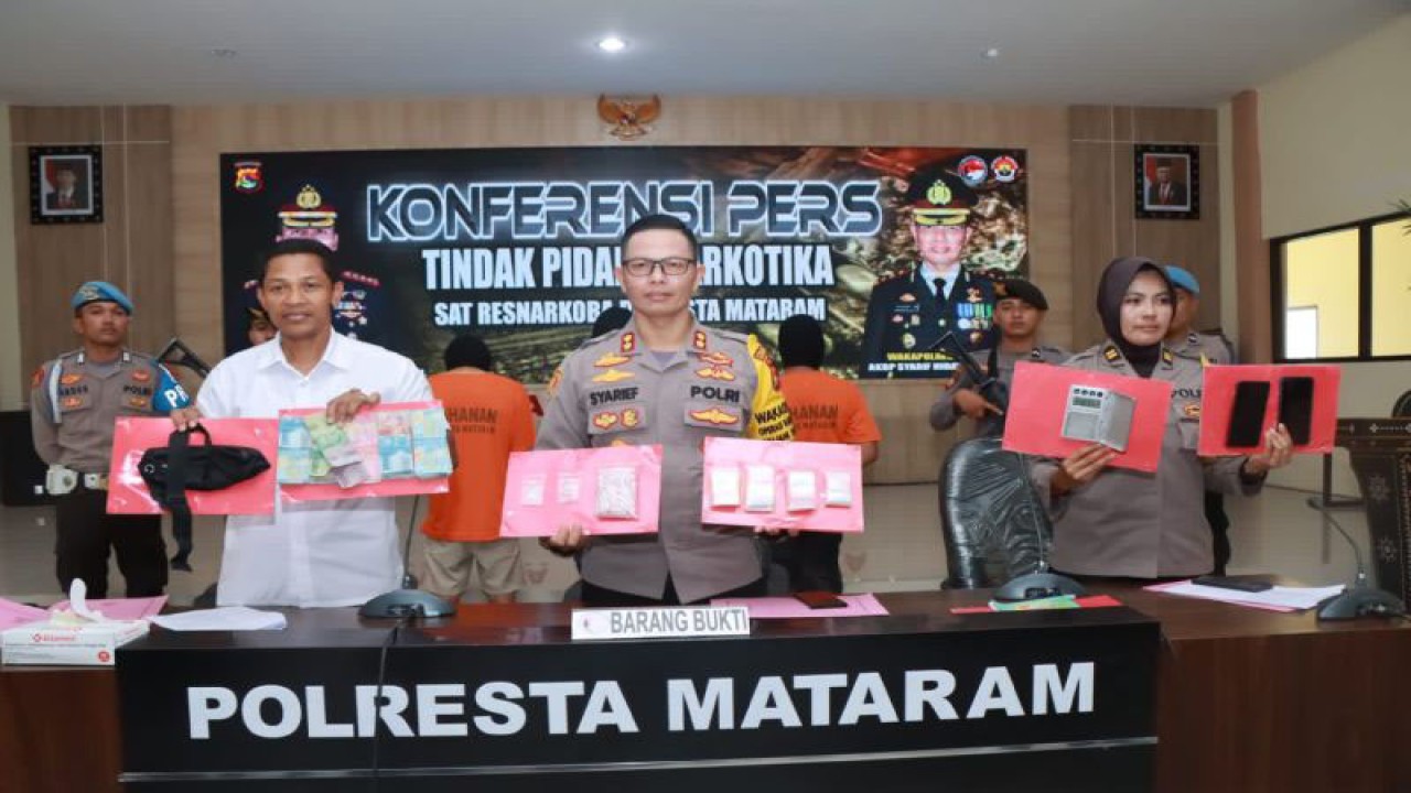 Wakil Kepala Polresta Mataram AKBP Syarif Hidayat (Tengah) bersama Kepala Satresnarkoba Polresta Mataram AKP I Gusti Ngurah Bagus Suputra (kiri) didampingi humas menunjukkan tersangka dan barang bukti kasus peredaran sabu-sabu dalam konferensi pers di Mataram, NTB, Kamis (14/12/2023). ANTARA/HO-Polresta Mataram