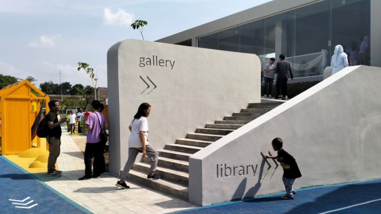 Sejumlah pengunjung beraktivitas di Taman Cerdas Panularan Solo, Jawa Tengah, Jumat (29/12/2023). ANTARA/Aris Wasita