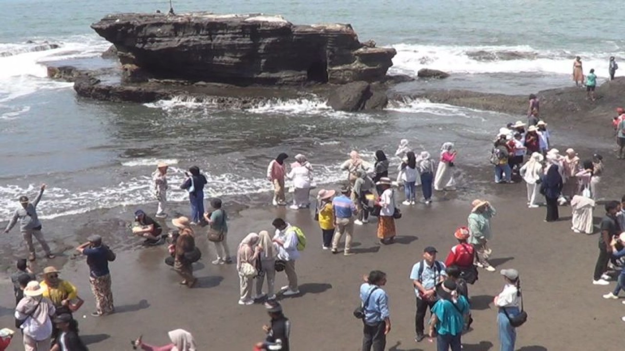 Kondisi objek wisata Tanah Lot yang dipadati pengunjung pada puncak Hari Natal 2023 di Tabanan, Bali, Senin (25/12/2023). ANTARA/Ho-DTW Tanah Lot