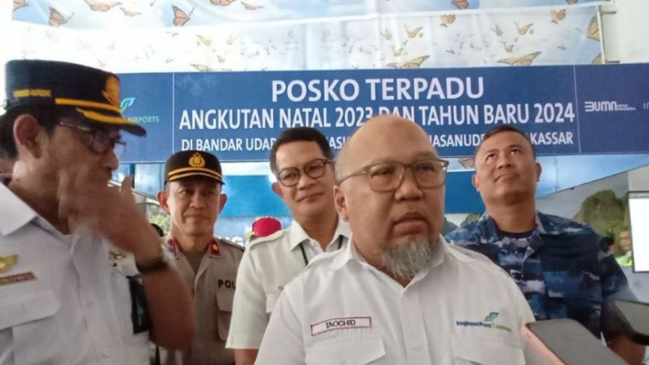 General Manager PT AP I Bandara Internasional Sultan Hasanuddin, Taochid Purnomo disela pembukaan Posko Terpadu di Bandara Internasional Sultan Hasanuddin Makassar, Senin (18/12/2023). Antara/ Suriani Mappong