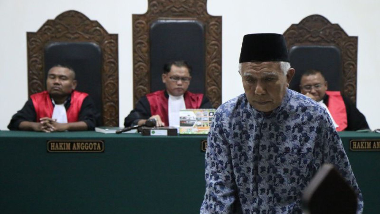 Terdakwa korupsi alat metrologi lengkap dengan sarana dan prasarana lainnya pada Disperindag Dompu tahun anggaran 2018 Iskandar berjalan menuju kursi pesakitan dalam sidang putusan di Pengadilan Tipikor pada Pengadilan Negeri Mataram, NTB, Selasa (5/12/2023). (ANTARA/Dhimas B.P.)