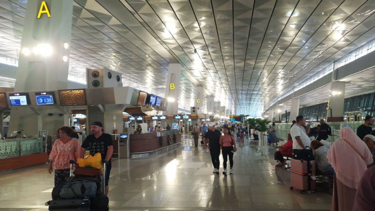 Sejumlah penumpang memadati area Terminal 3 Bandara Internasional Soekarno Hatta, Tangerang, Banten. ANTARA/Azmi Samsul Maarif.