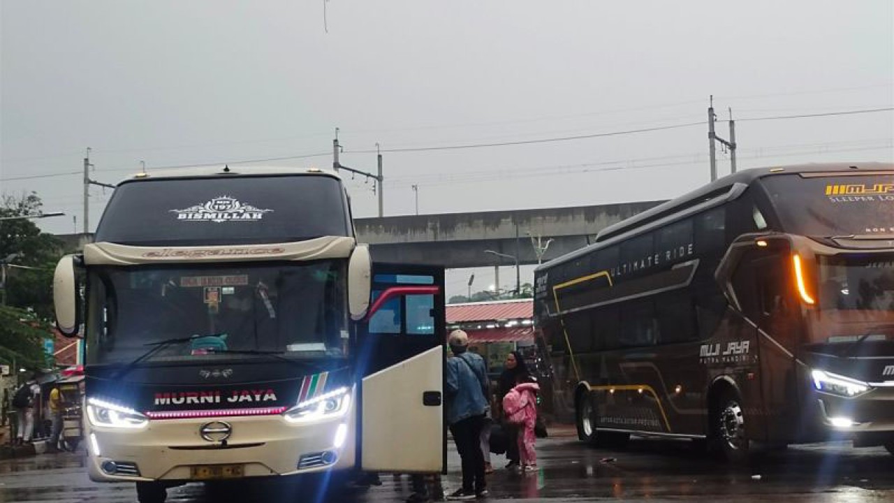 Penumpang naik ke bus di Terminal Lebak Bulus, Jakarta, Rabu (27/12/2023). ANTARA/Bayu Pratama Syahputra.