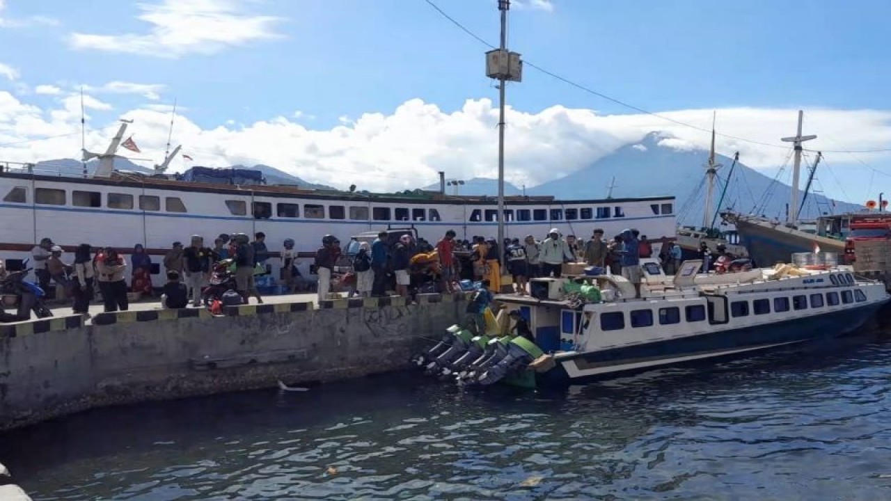 Aktivitas warga di Pelabuhan Bastiong Ternate jelang liburan Natal dan Tahun Baru 2023 di Ternate, Senin (18/2023). ANTARA/Abdul Fatah (Abdul Fatah)