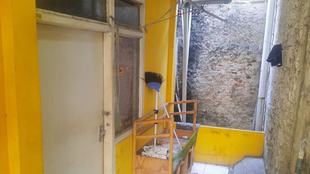 Kontrakan terduga teroris di Gelam Jaya, Pasar Kemis, Kabupaten Tanerang, Banten terpantau tak dilakukan pemasangan garis polisi. ANTARA/Azmi Samsul Maarif