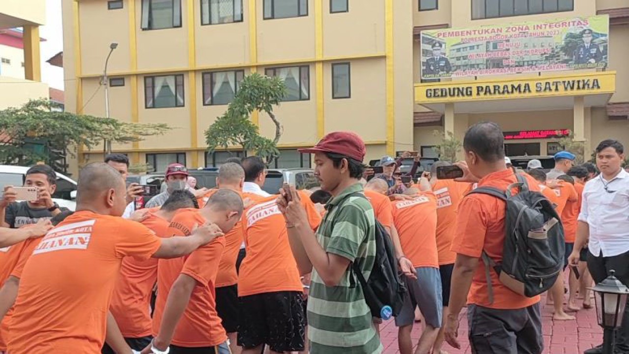 Para tersangka peredaran narkoba dan narkotika saat ungkap kasus di Mapolresta Bogor Kota, Polda Jawa Barat, Senin (18/12/2023). (ANTARA/Linna Susanti)