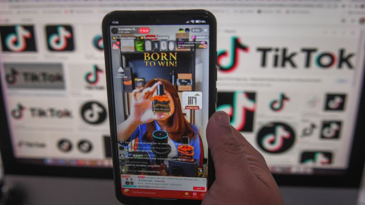 Arsip foto - Warga menonton siaran langsung pedagang yang menawarkan produk melalui media sosial Tiktok di Jakarta, Selasa (26/9/2023). (ANTARA FOTO/Aditya Pradana Putra/hp)