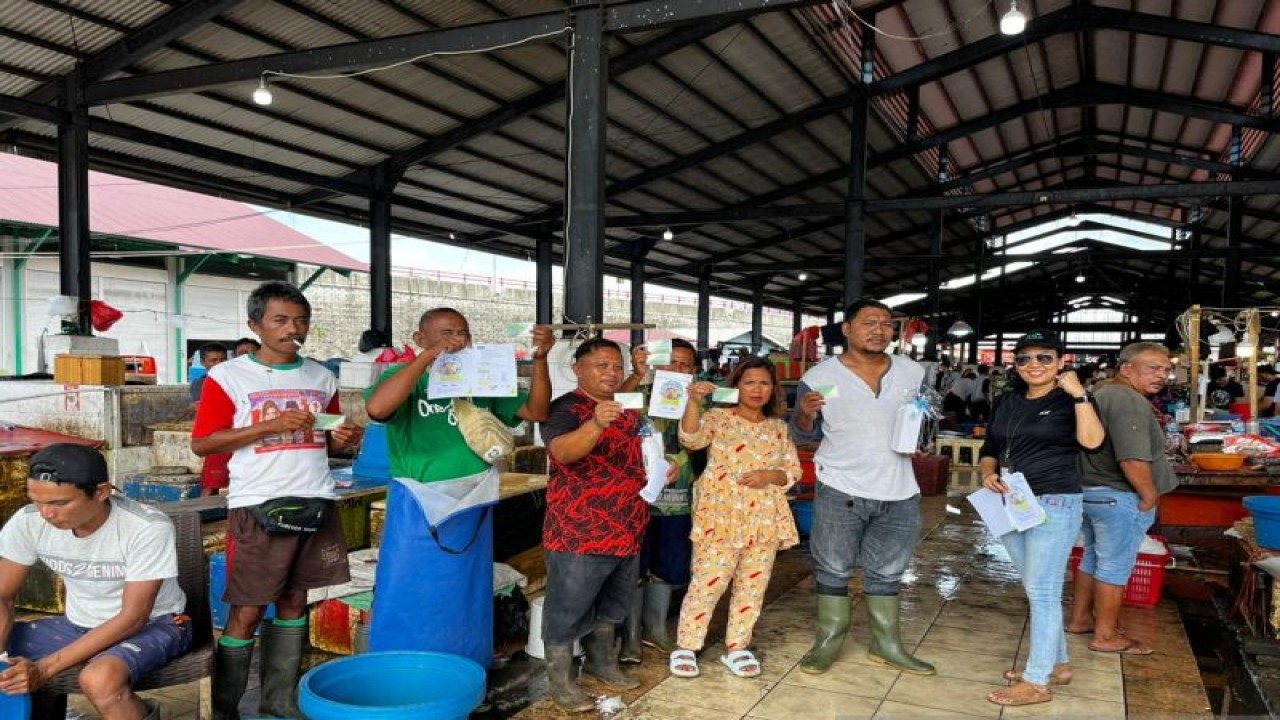 Tim BPJAMSOSTEK saat edukasi program kepada pedagang, di Pasar Bersehati, Manado, Selasa (19/12/2023). ANTARA/NancyvL Tigauw.