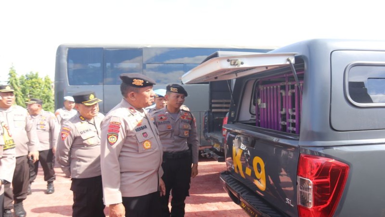 Ketua Tim Supervisi dari Sops Polri Brigjen Pol. Herman Sikumbang mengecek kesiapan sarana dan prasarana pengamanan pemilu Polda Sulteng di Mapolda Sulteng, Palu, Senin (11/12/2023). (ANTARA/HO-Humas Polda Sulteng)