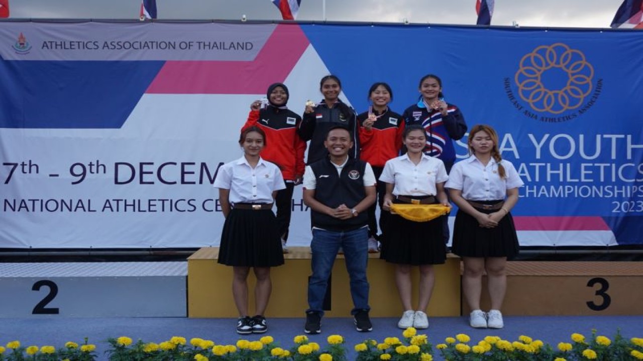 Tim pelajar atletik Indonesia menunjukkan medali yang diraih pada hari pertama 15th SEA Youth Athletics Championships 2023, yang diadakan di National Athletics Centre, Pathum Thani, Thailand, Kamis (7/12/2023). (ANTARA/HO-Kemenpora RI)