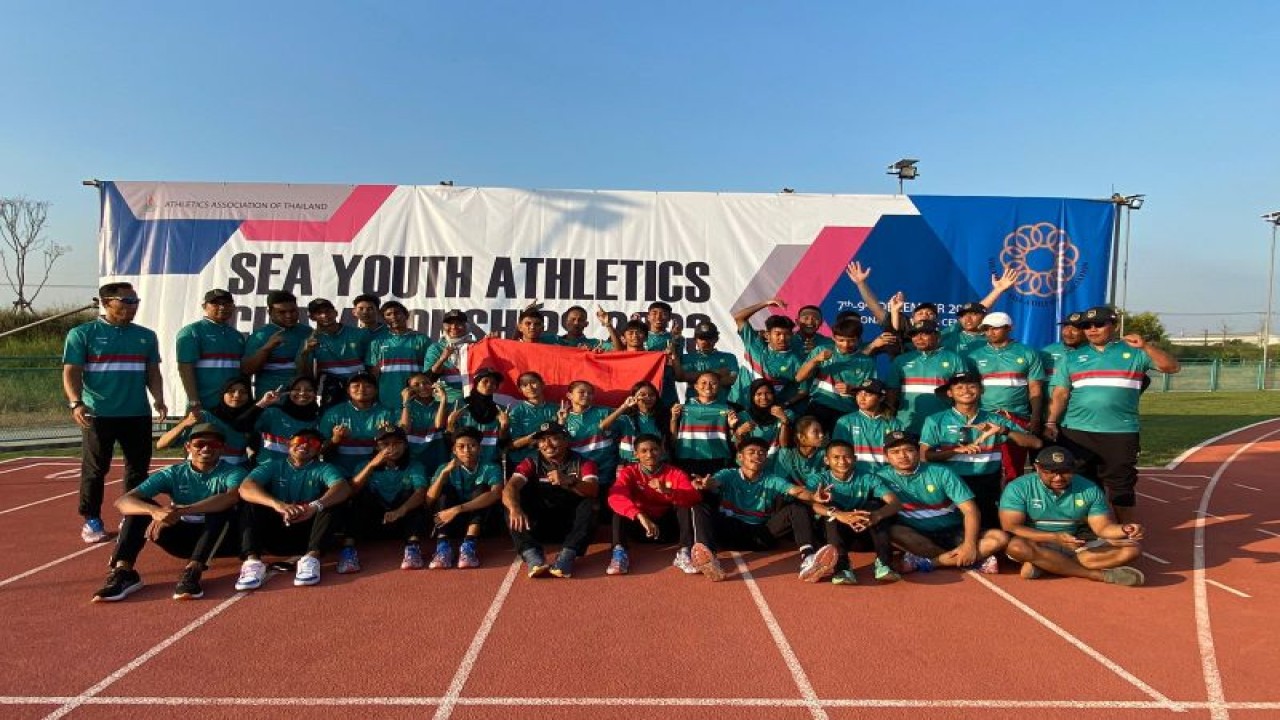 Tim pelajar atletik Indonesia berfoto bersama pada hari terakhir 15th SEA Youth Athletics Championship 2023 di Pathum Thani, Thailand, Sabtu (9/12/2023). (ANTARA/HO-Kemenpora RI)