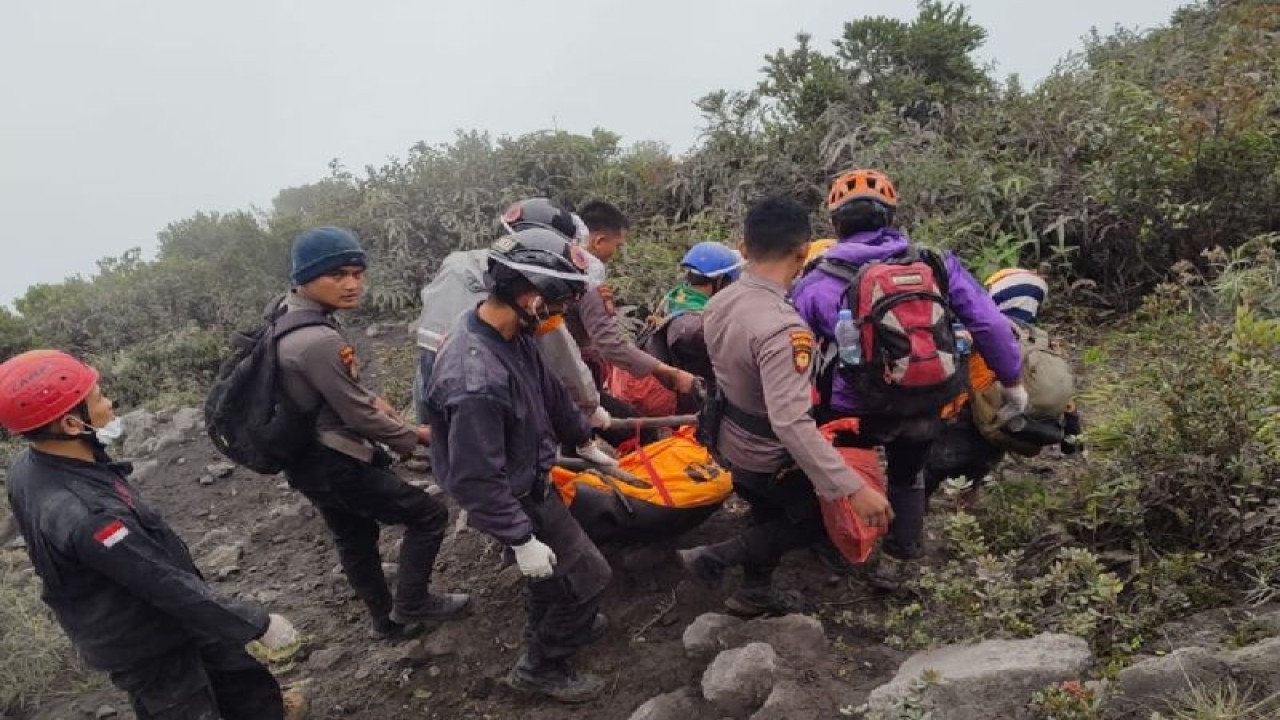 Tim SAR gabungan melakukan proses evakuasi terhadap pendaki yabg menjadi korban erupsi Gunung Marapi, Rabu (6/12/2023). ANTARA/HO-Polda Sumbar