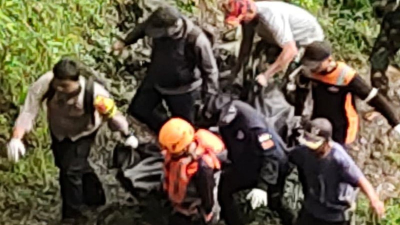 Tim SAR gabungan saat mengevakuasi jasad korban tenggelam di Curug Congcot, Kampung Ciherang, RT 07/01, Desa Cidahu, Kecamatan Cidahu, Kabupaten Sukabumi, Jabar pada Sabtu, (2/12/2023). ANTARA/Aditya Rohman