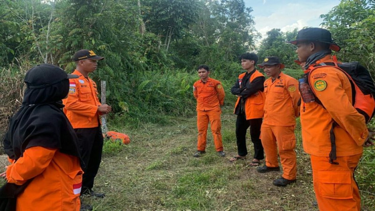 Tim SAR Unit Samarinda melakukan pertemuan kecil peraiapan melakukan pencarian di Anggana, Minggu (31/12) (Antara / HO Tim SAR Samarinda)