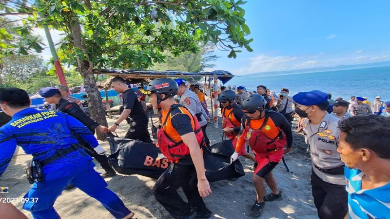 Tim SAR Mataram, Provinsi NTB, saat mengevakuasi sesosok mayat di Pantai Jeranjang, Kabupaten Lombok Barat, Jumat (22/12/2023) (ANTARA/HO-Humas SAR Mataram)