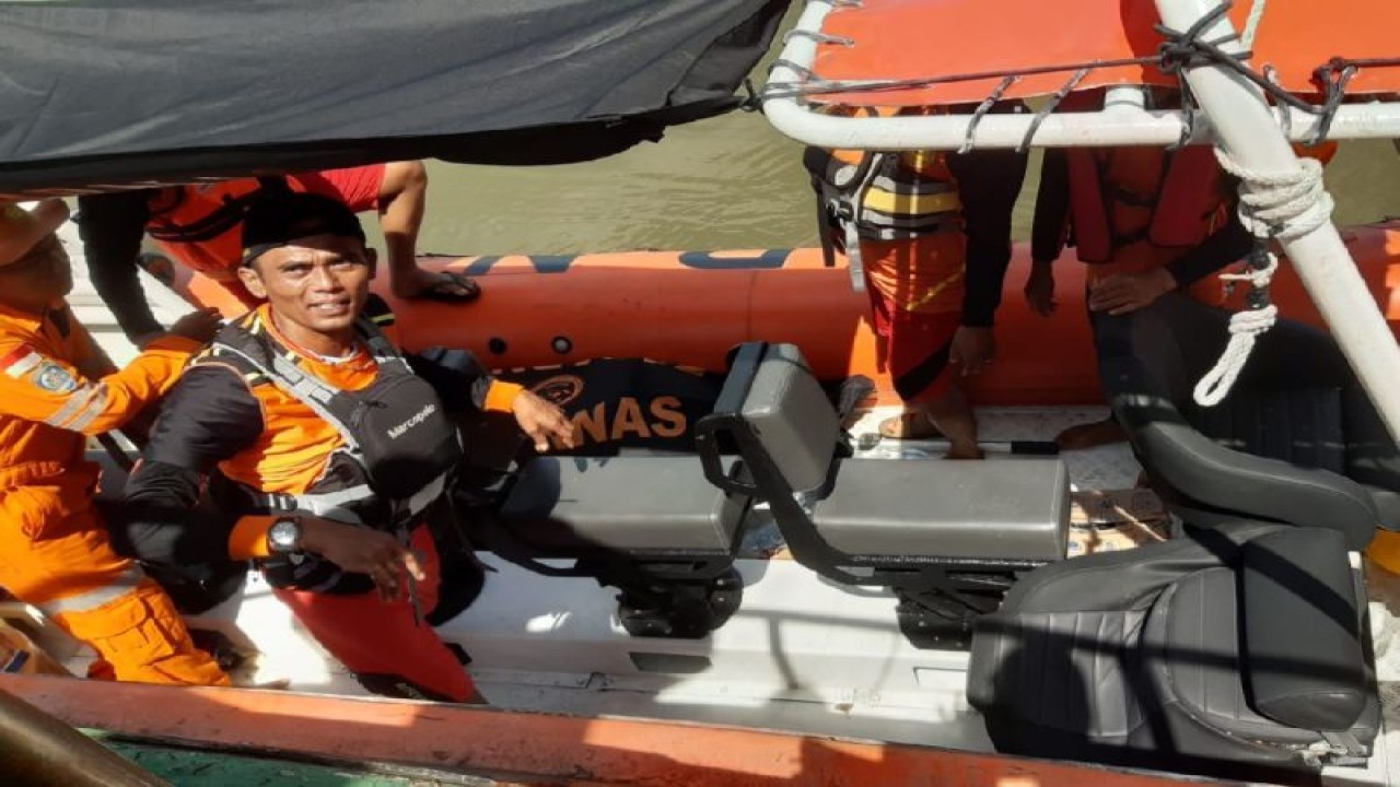 Tim SAR gabungan memperluas operasi area pencarian di perairan Danau Toba untuk menemukan 10 korban yang dinyatakan hilang pascabanjir bandang dan longsor yang terjadi di Kabupeten Humbang Husundutan, Sumatera Utara (ANTARA/HO-Basarnas Medan)