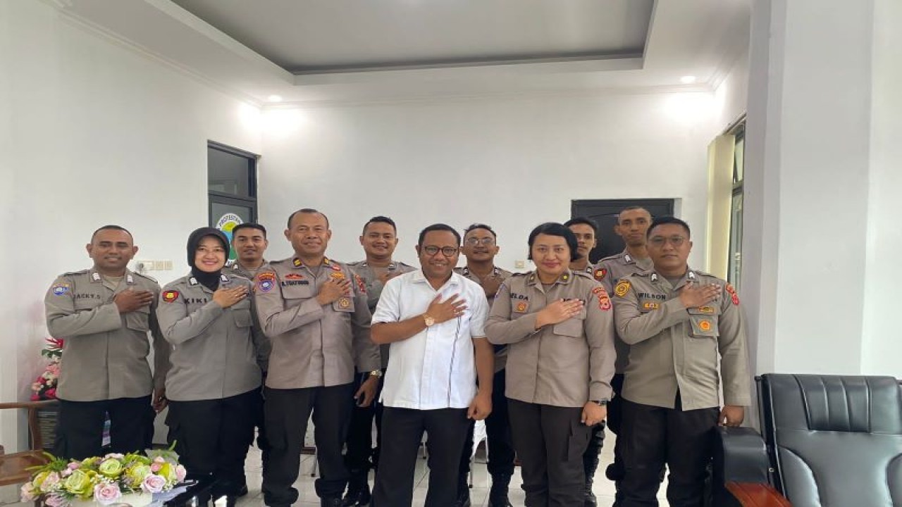 Tim Satgas Preemtif Polda Maluku bersama pendeta sinode GPM , di Ambon. (ANTARA/Winda Herman)