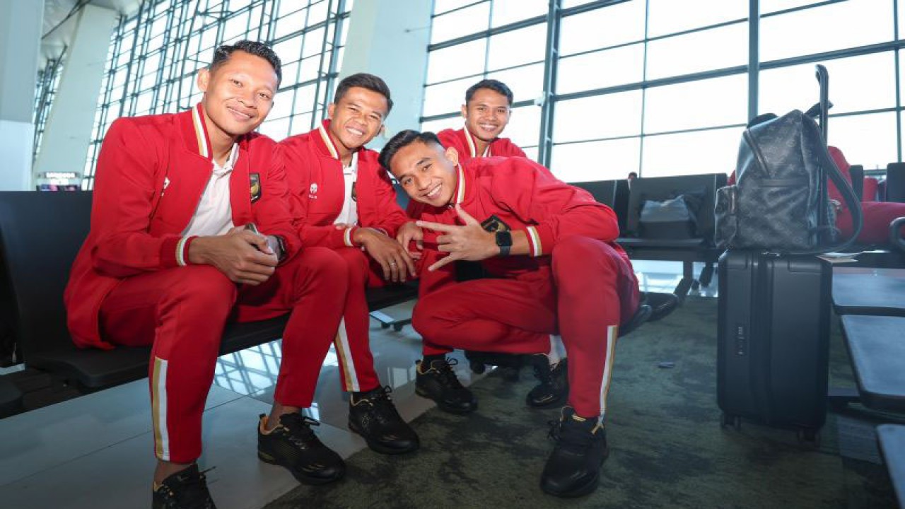 Sejumlah penggawa timnas Indonesia berpose saat akan berangkat ke Turki untuk pemusatan latihan (TC), di Bandara Soekarno-Hatta, Tangerang, Banten, Rabu (20/12/2023). (ANTARA/Ho/PSSI)