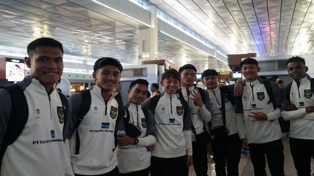 Sejumlah penggawa timnas Indonesia U-20 berpose di Bandara Soekarno-Hatta, Tangerang, Banten, Jumat (22/12/2023) saat akan berangkat pemusatan latihan (TC) di Doha, Qatar. (ANTARA/Ho/PSSI)