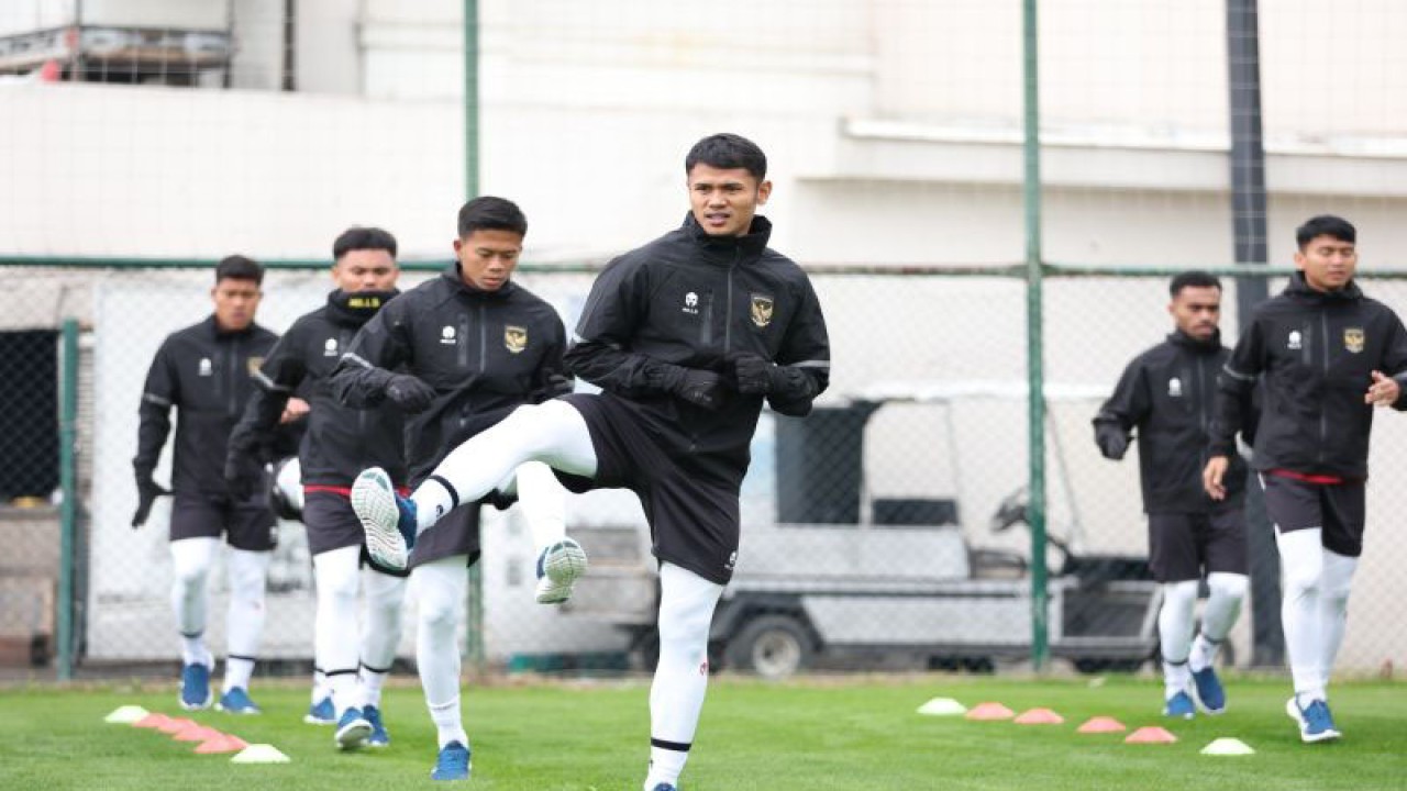 Sejumlah penggawa timnas Indonesia menjalani latihan perdana pemusatan latihan (TC) di Antalya, Turki, di di lapangan samping Hotel Titanic Deluxe Golf Belek, Kamis (21/12/2023). (ANTARA/Ho/PSSI)