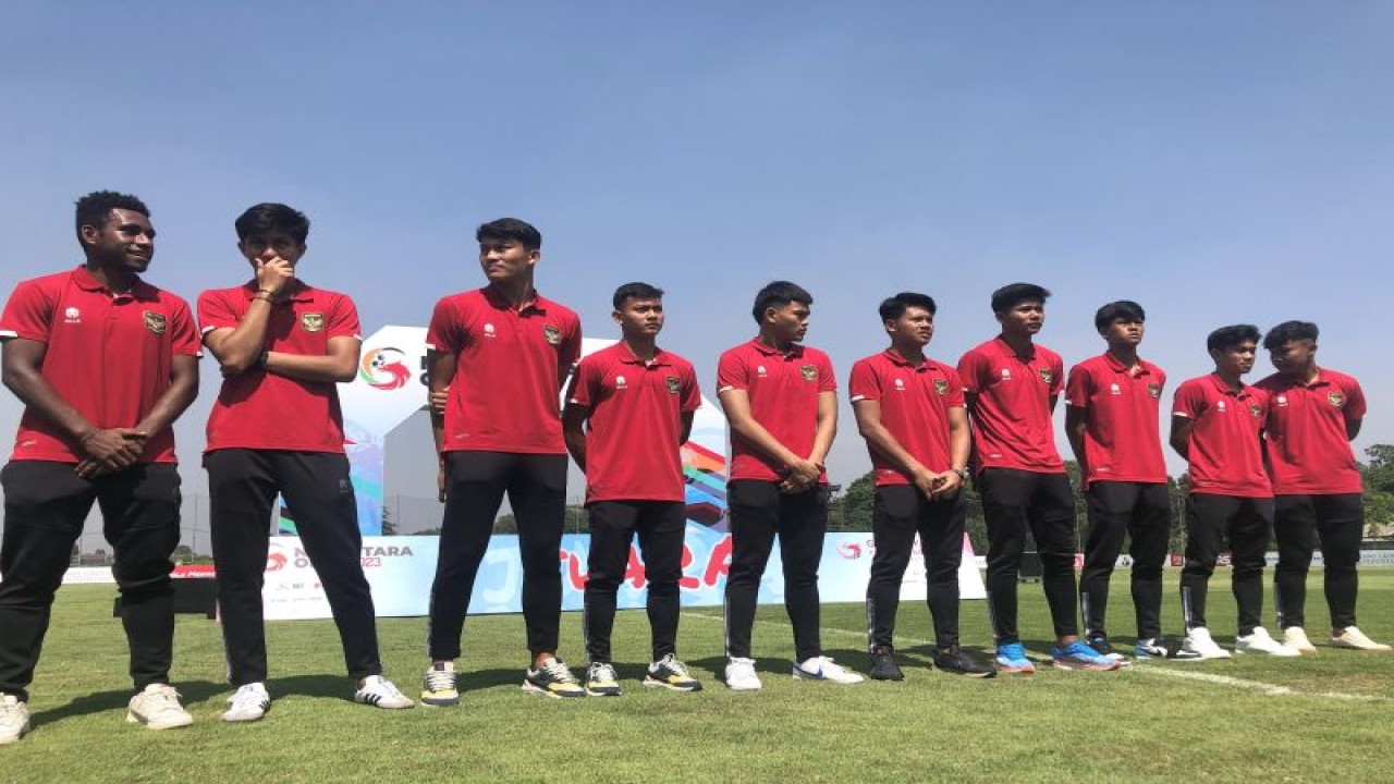 Sejumlah penggawa timnas Indonesia U-20 berdiri saat diperkenalkan pada acara puncak Nusantara Open 2023 di lapangan Akademi Garudayaksa, Setu, Bekasi, Jawa Barat, Kamis (21/12/2023). (ANTARA/Zaro Ezza Syachniar)