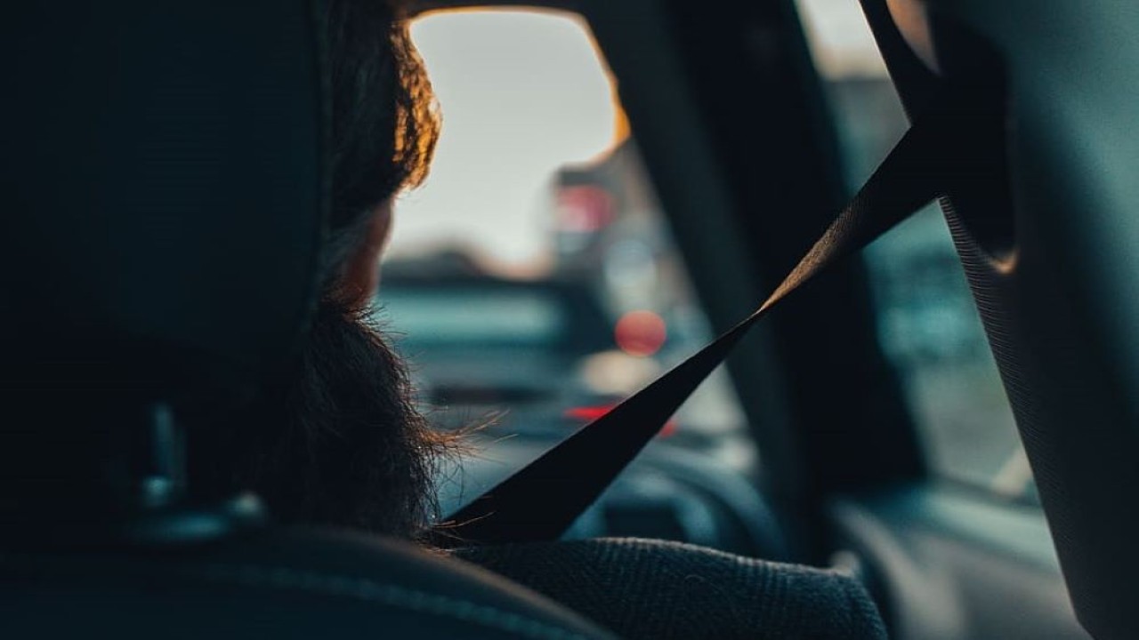 Sebelum memulai perjalanan dengan kendaraan, sangat penting untuk memastikan sabuk pengaman telah terpasang dengan benar. (Pxfuel)