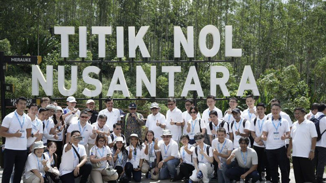Sejumlah investor Singapura berfoto di Titik Nol IKN dalam rangkaian kegiatan Singapore Business Visit to Nusantara Capital selama 30 Mei-1 Juni 2023. ANTARA/HO-Kementerian Investasi/BKPM