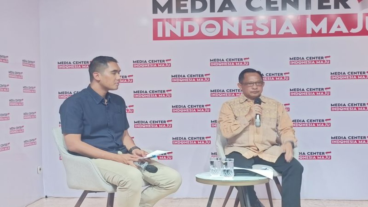 Menteri Dalam Negeri (Mendagri) Tito Karnavian dalam diskusi "Ada Apa dengan Daerah Khusus Jakarta" di Menteng, Jakarta Pusat, Selasa (19/12/2023). (ANTARA/Siti Nurhaliza)