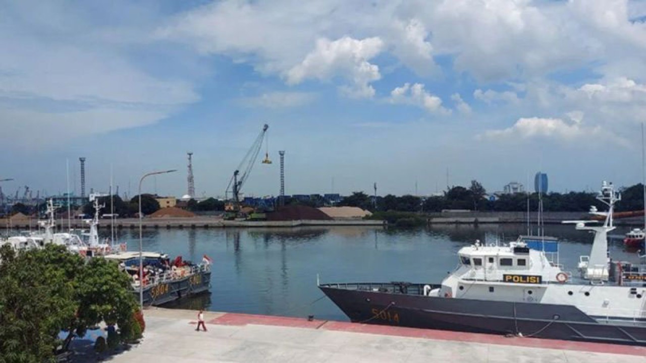 Arsip Foto - Area Markas Komando Korps Polisi Perairan Republik Indonesia di Tanjung Priok, Jakarta Utara, saat cuaca cerah berawan. (ANTARA/Fianda Sjofjan Rassat/am)
