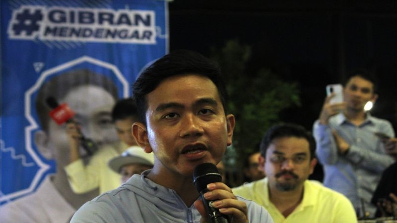 Cawapres nomor urut 2 Gibran Rakabuming Raka saat berdialog dengan pelaku ekonomi kreatif di Warung Kopi Aming, Pontianak, Kalimantan Barat, Minggu (17/12/2023). (ANTARA FOTO/Jessica Wuysang/aww)