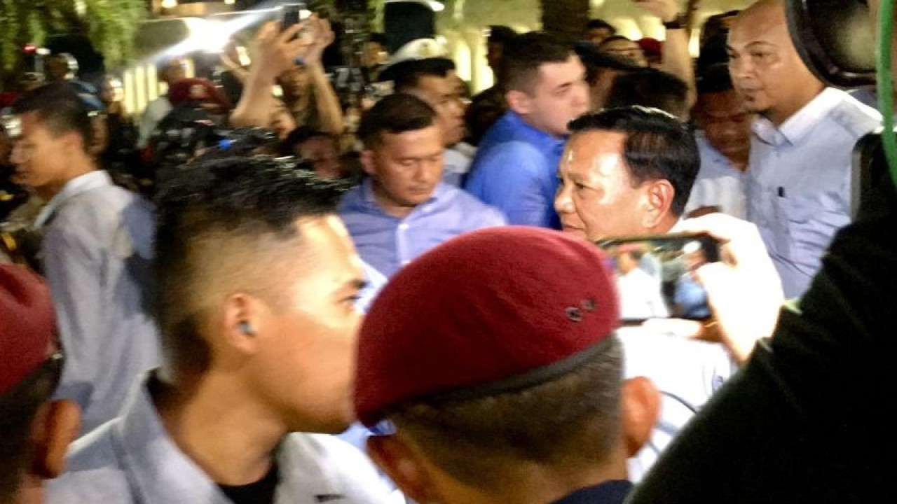 Calon Presiden RI Prabowo Subianto berjalan menuju pelataran Kantor KPU RI, Jakarta, Selasa (12/12/2023), untuk menghadiri debat perdana peserta Pilpres 2024. ANTARA/Genta Tenri Mawangi