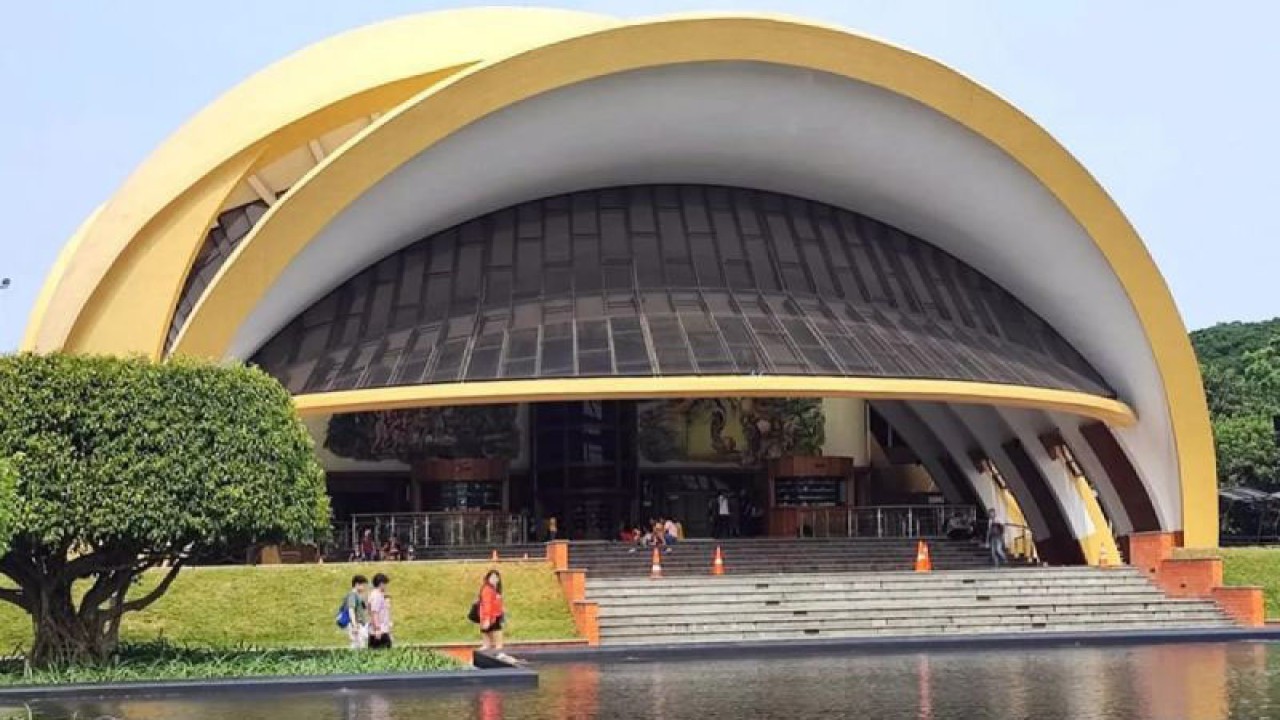 Sejumlah pengunjung melintas di depan Keong Emas Taman Mini Indonesia Indah (TMII), Jakarta Timur, Rabu (22/3/2023). ANTARA/Syaiful Hakim