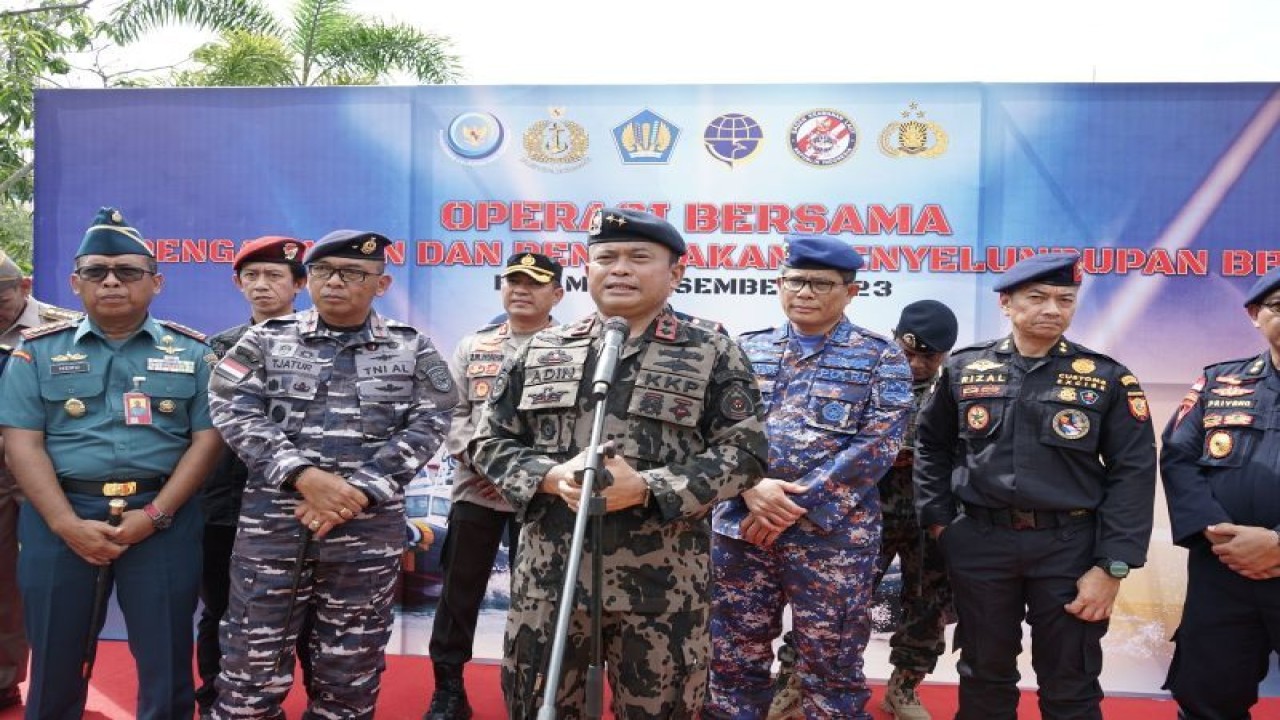 Direktur Jenderal Pengawasan Sumber Daya Kelautan dan Perikanan (Dirjen PSDKP) Kementerian Kelautan dan Perikanan (KKP) Laksda TNI Adin Nurawaluddin saat memberikan keterangan usai pelaksanaan apel operasi bersama TNI-Polri di Batam (1/12/2023) (ANTARA/HO-PSDKP)
