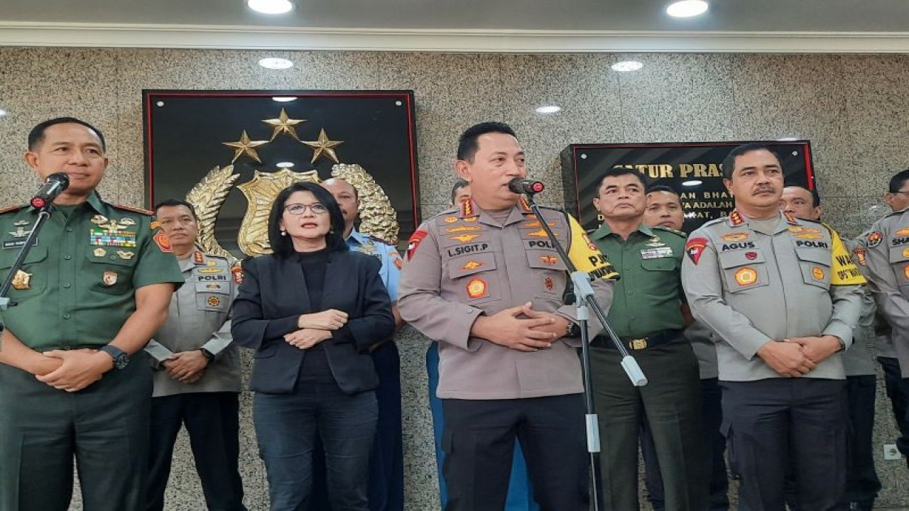 Panglima TNI Jenderal TNI Agus Subiyanto dan Kapolri Jenderal Pol. Listyo Sigit Prabowo memberikan keterangan kepada wartawan di Mabes Polri, Jakarta, Selasa (5/12/2023). (ANTARA/Laily Rahmawaty)