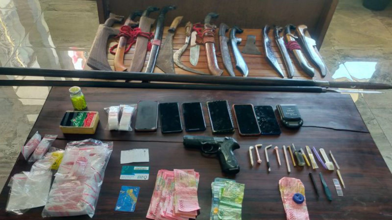 TNI menunjukkan barang bukti hasil penggeledahan di rumah terduga bandar narkoba berinisial MU alias Ujang di Bima, NTB, Senin (18/12/2023). (ANTARA/HO-Kodim 1608)