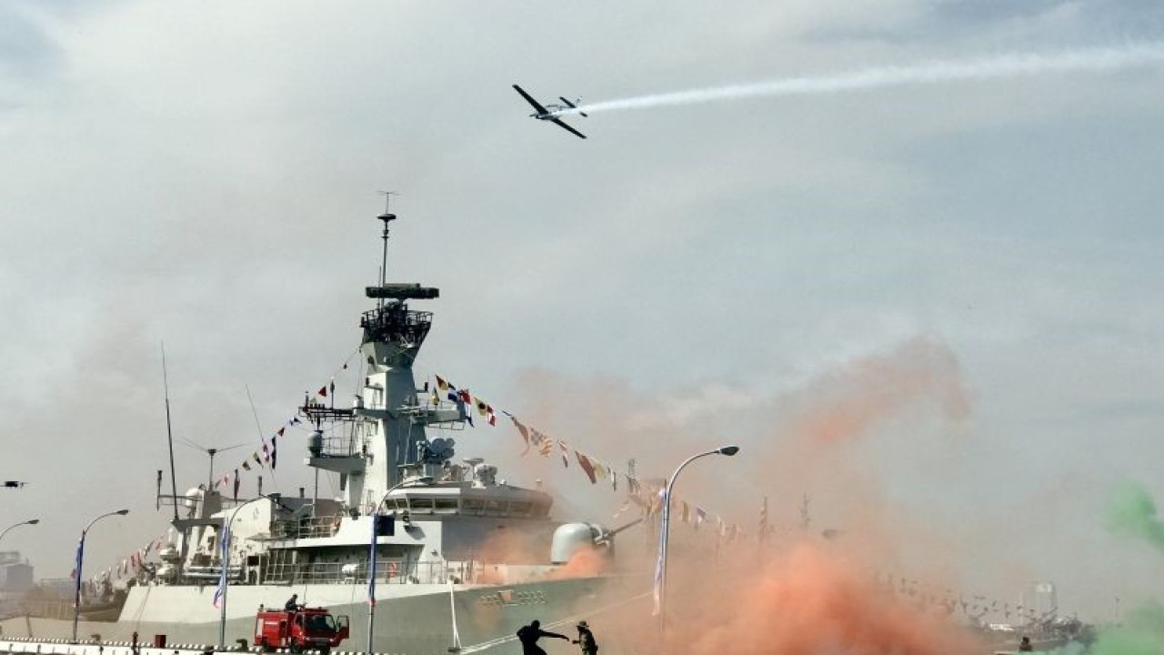 Beberapa prajurit menampilkan atraksi bela diri, sementara alutsista udara TNI Angkatan Laut melintas di atas dermaga Kesatrian Pondok Payung saat puncak peringatan Hari Armada 2023 di Jakarta, Selasa (5/12/2023). ANTARA/Genta Tenri Mawangi.