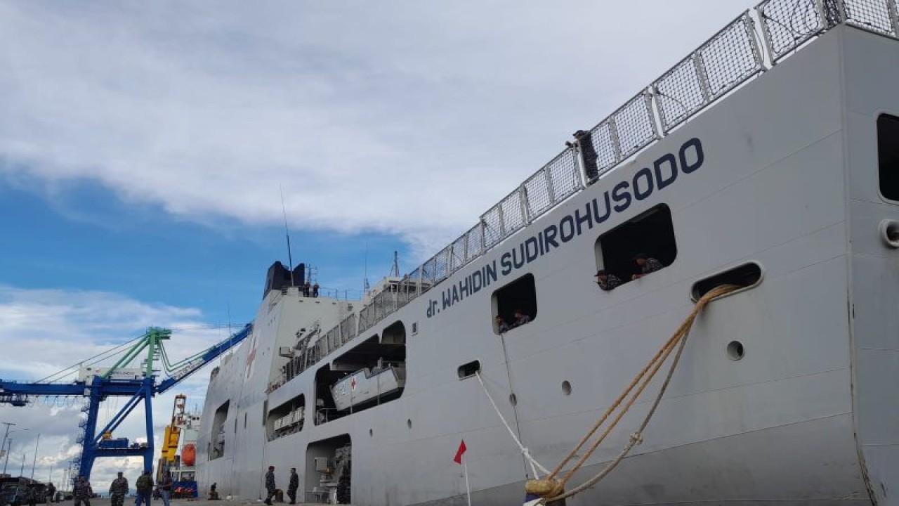 TNI-AL siapkan KRI dr Wahidin Sudirohusodo di Maluku Utara, akan menggelar pengobatan gratis selama penyelenggaraan Hari Nusantara 2023 di Kota Tidore Kepulauan pada 10 - 13 Desember 2023. ANTARA/Abdul Fatah