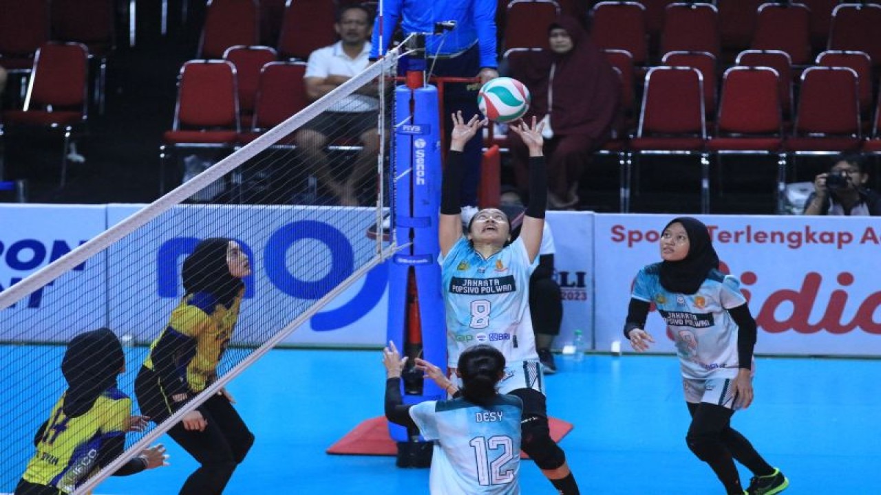 Tim putri TNI AU melawan tim putri Popsivo Polwan dalam babak final four babak final four Livoli Divisi Utama 2023 di GOR Jayabaya, Kota Kediri, Jawa Timur, Minggu (3/12/2023) malam. ANTARA/ HO-panitia