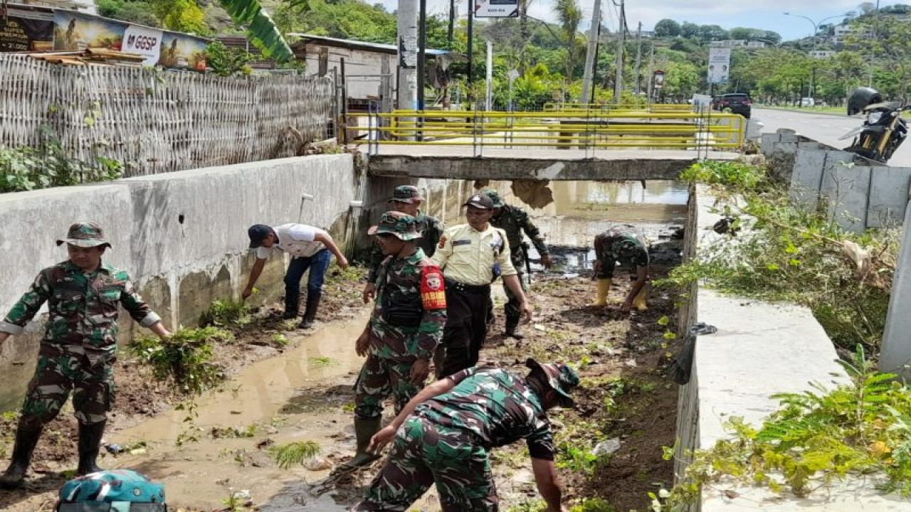 Anggota TNI kolaborasi dengan Polri dan masyarakat saat membersihkan jaringan irigasi di depan Sirkuit Mandalika, Lombok Tengah, Provinsi NTB, Selasa (5/12/2023) (ANTARA/HO-Humas Kodim 1620 Lombok Tengah)