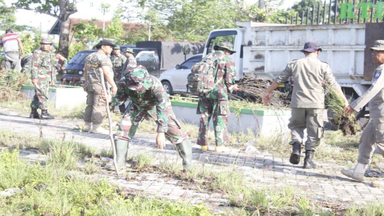 Anggota TNI Kodim 1620 Lombok Tengah, NTB, saat membersihkan pasar Renteng Praya, Rabu (6/12/2023) (ANTARA/HO-Humas Kodim 1620 Lombok Tengah)