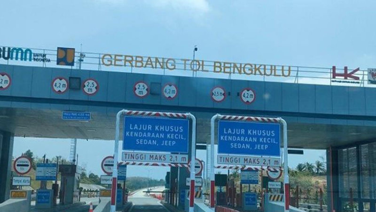 Pintu masuk tol ruas Bengkulu - Taba Penanjung yang akan terhubung langsung dengan Kepahiang, Rejang Lebong, Lubuk Linggau, Muara Enim, Indralaya dan Palembang. (ANTARA/ Anom Prihantoro)
