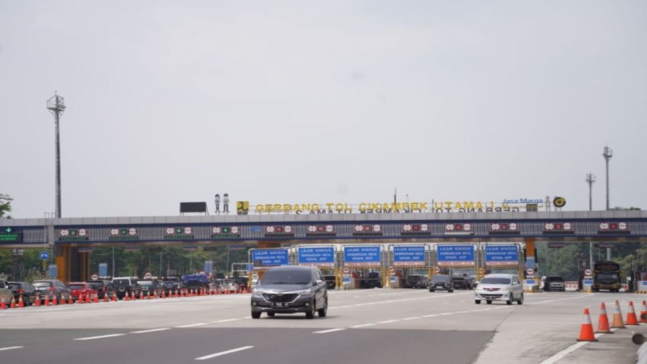 Suasana lalu lintas di Gerbang Tol Cikampek. ANTARA/HO - Jasa Marga