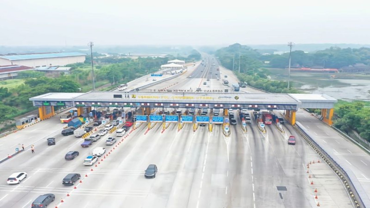 Suasana lalu lintas di Gerbang Tol Cikampek Utama. ANTARA/HO - Jasa Marga