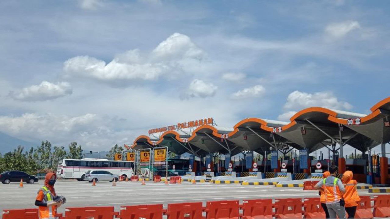 Suasana di Gerbang Tol Palimanan di ruas Jalan Tol Cipali, Cirebon, Jawa Barat. ANTARA/Fathnur Rohman