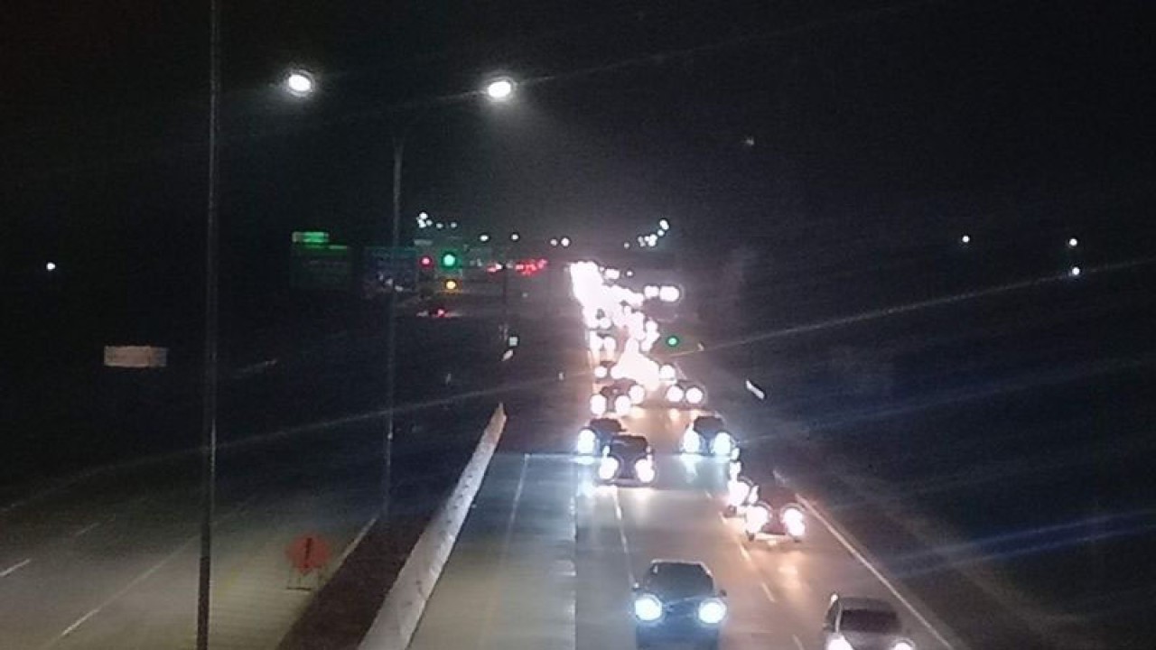 Sejumlah kendaraan saat melintas di ruas Jalan Tol Cipali, Cirebon, Jawa Barat, Kamis (28/12/2023) malam. ANTARA/Fathnur Rohman